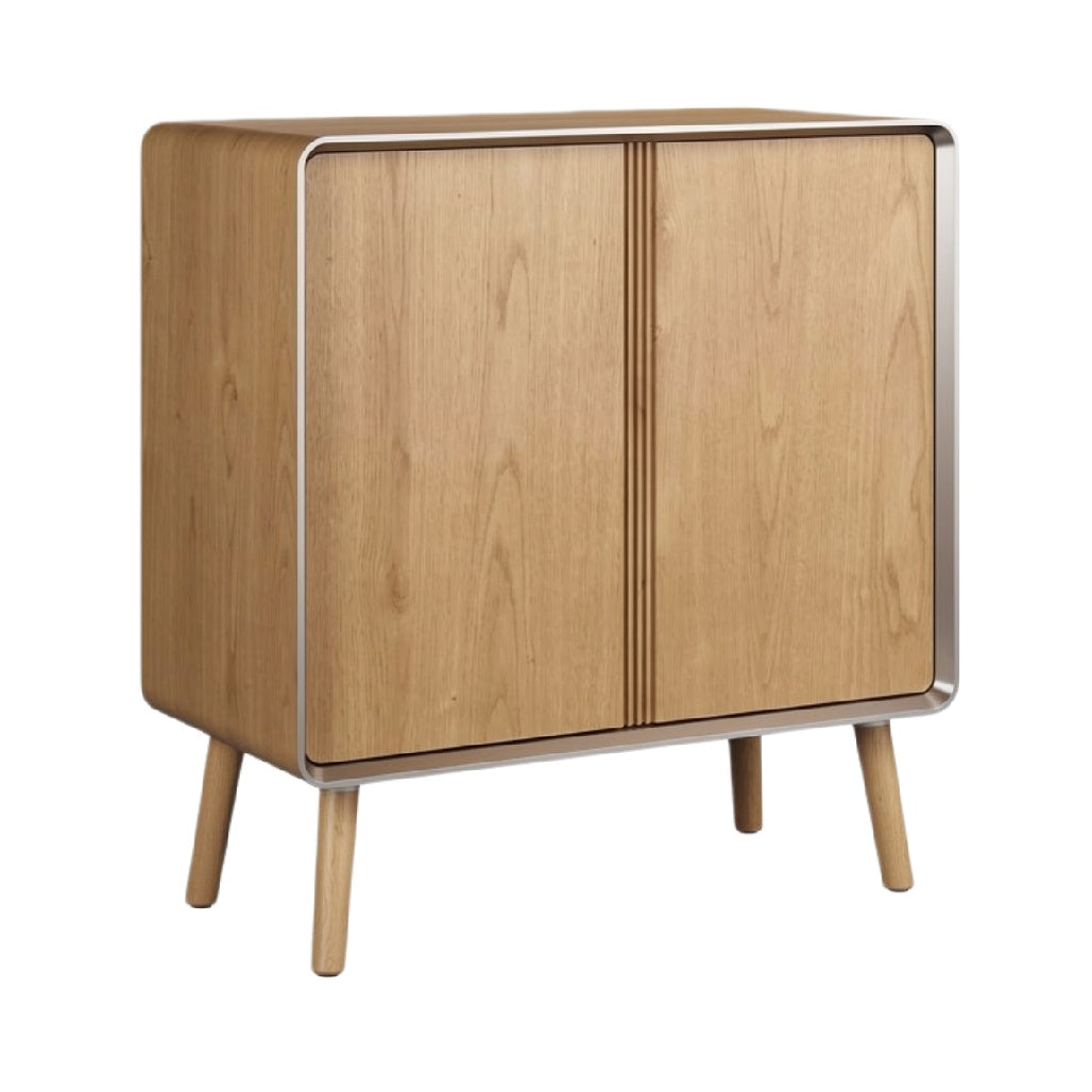Moderne houten kast met metalen omlijsting en platte poten.