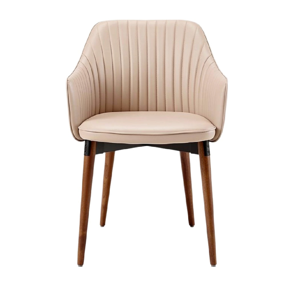Elegante beige eetkamerstoel met ribbelpatroon en houten poten.