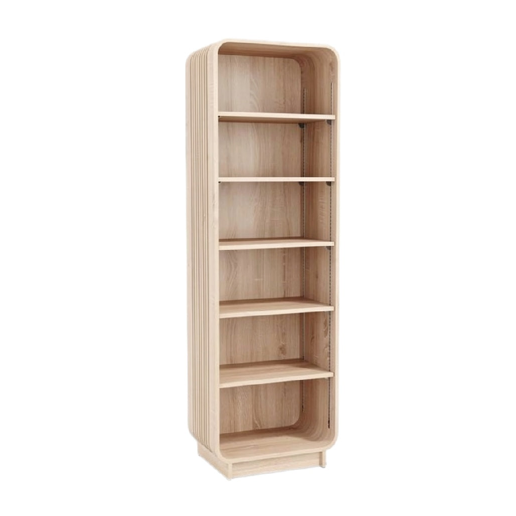 Eenvoudige houten boekenkast met vijf planken
